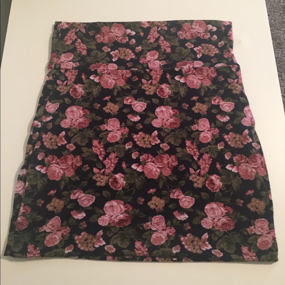 Black floral skirt size large